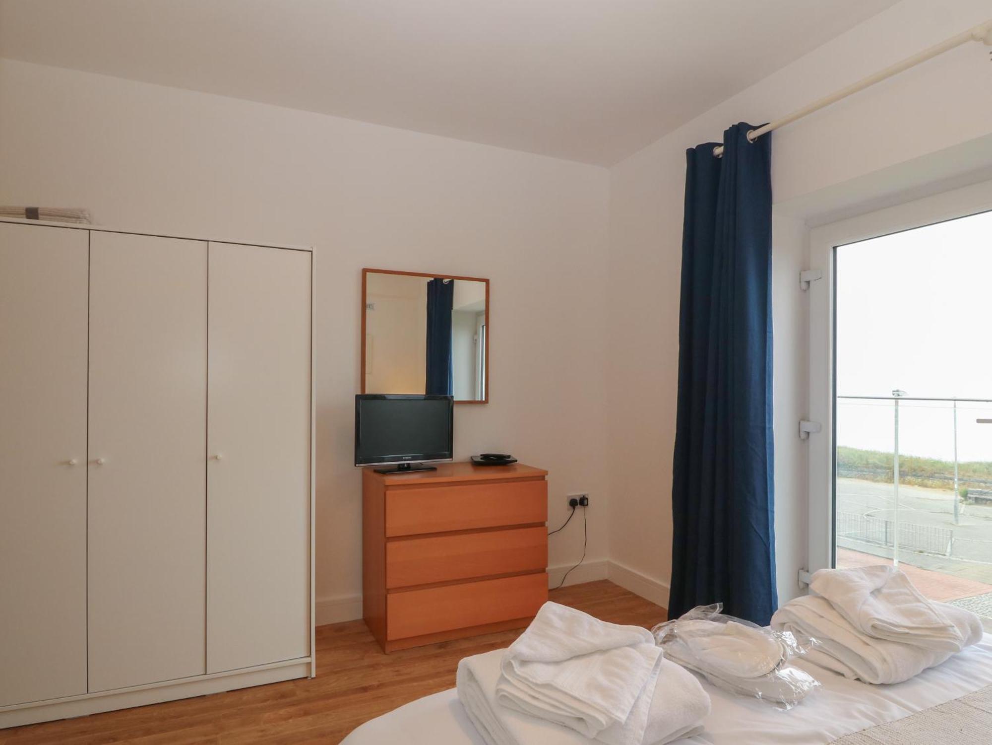 6 West End Point Pwllheli