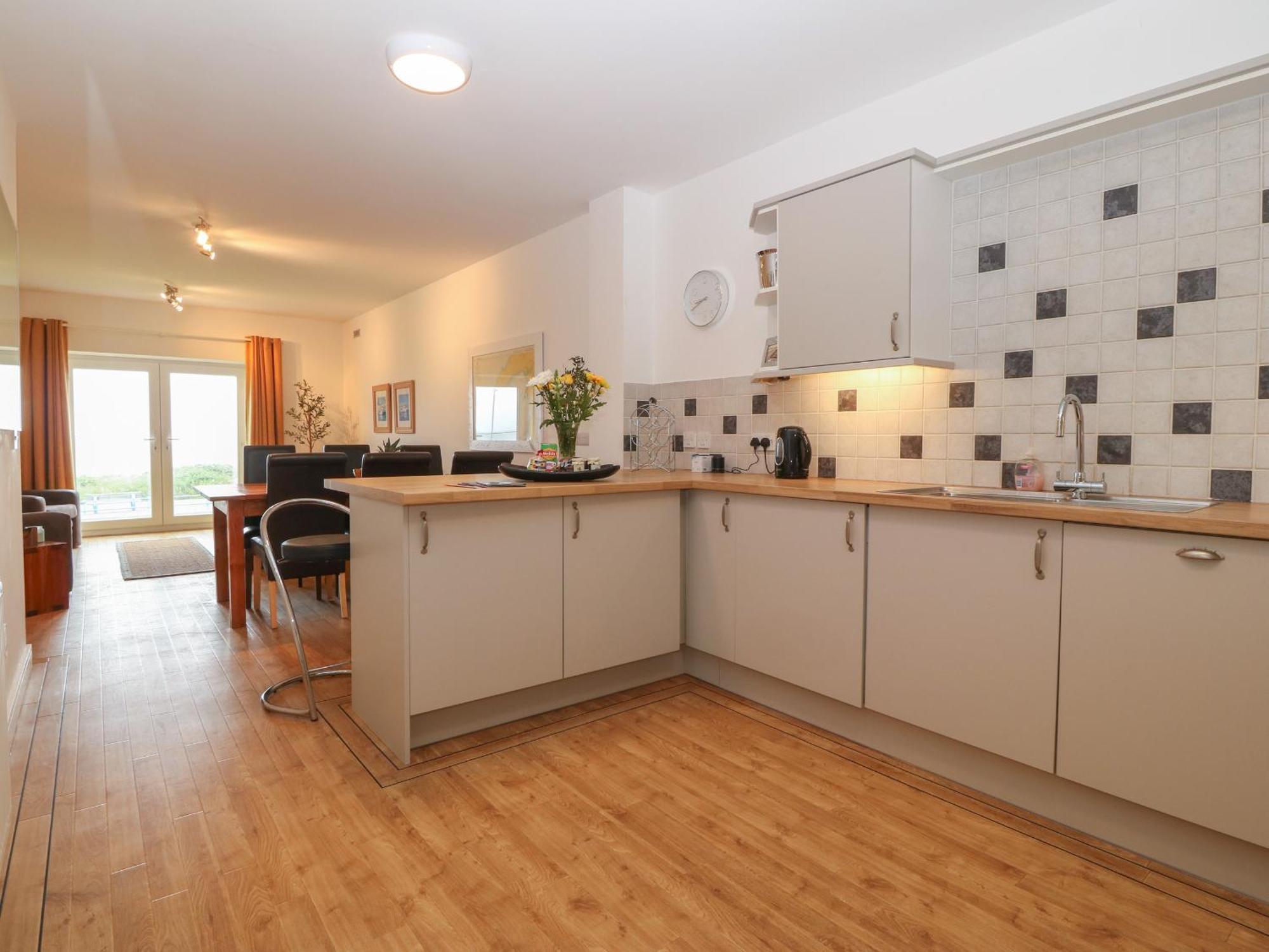6 West End Point Pwllheli